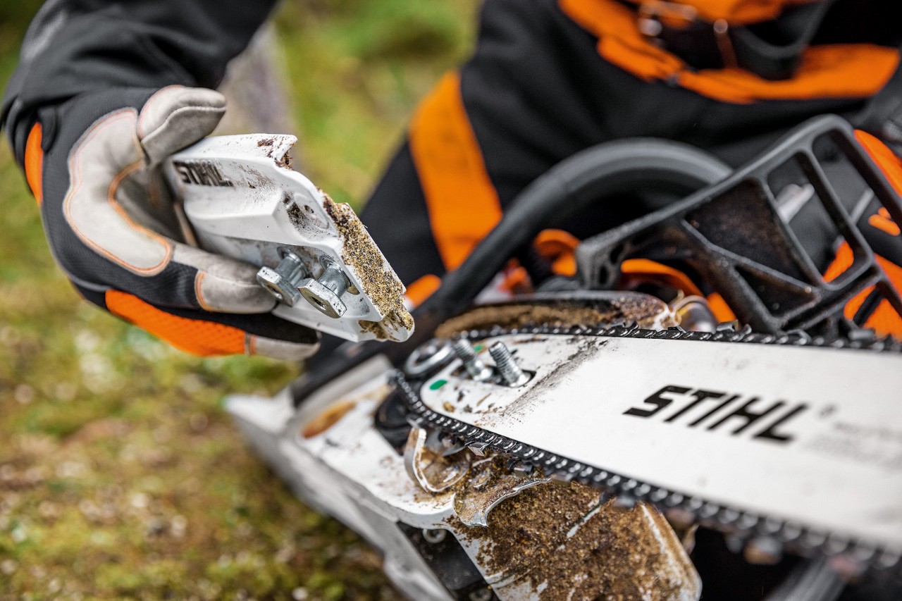 Maintenance of a STIHL MS 261 C-M petrol chainsaw