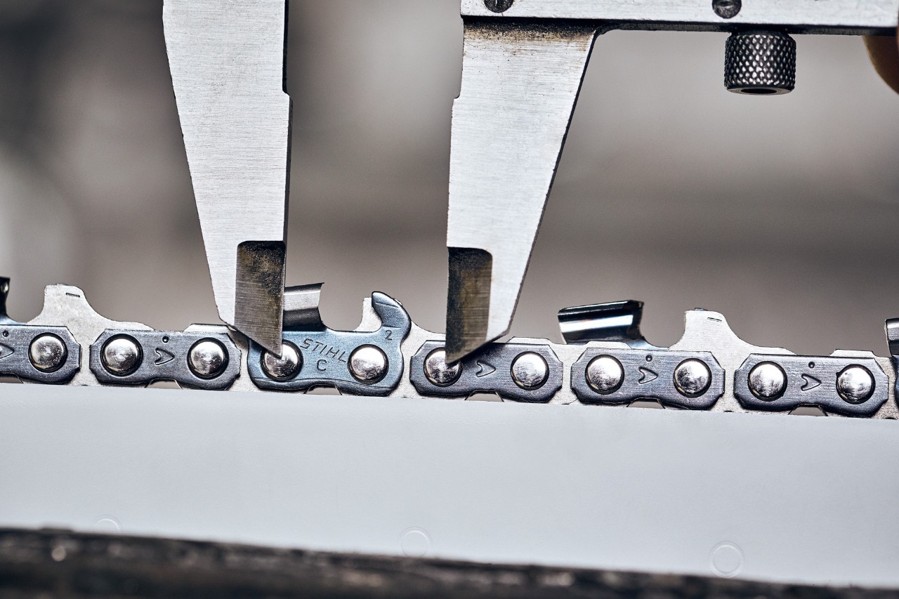 Measuring slide for determining the chain pitch