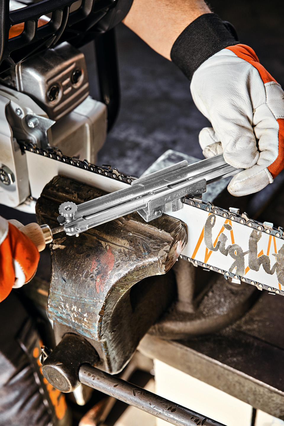 A person with STIHL file holder guide on a STIHL Light 04 guide bar