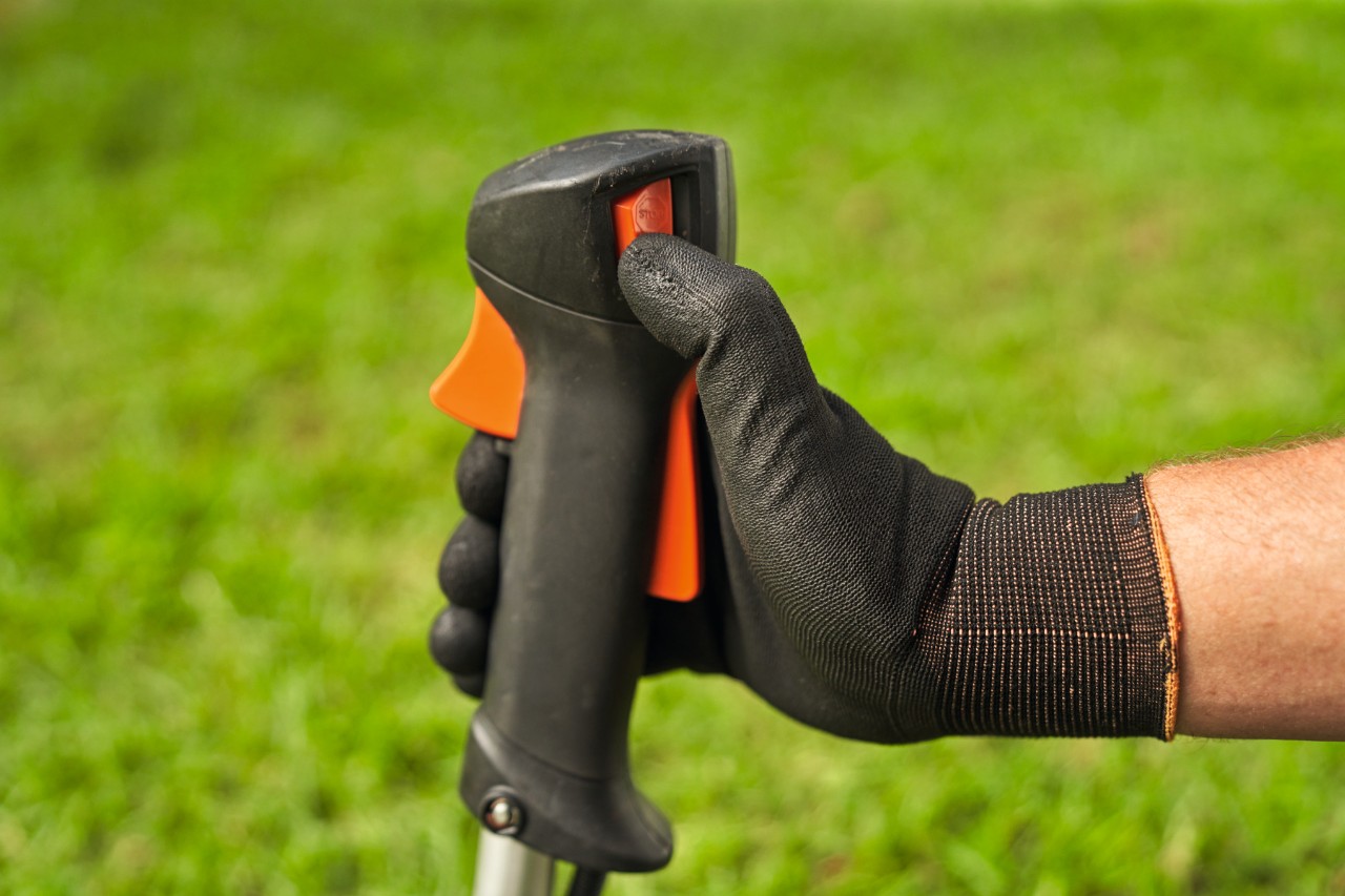 A man switching off a STIHL FS 91 petrol brushcutter