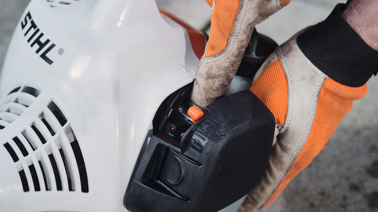 Pressing the fuel pump on a STIHL FS 38 petrol brushcutter