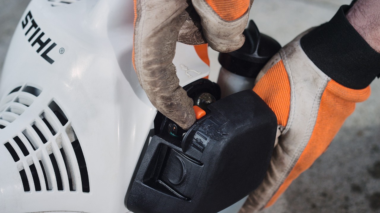 Actuating the choke lever on a STIHL FS 38 petrol brushcutter