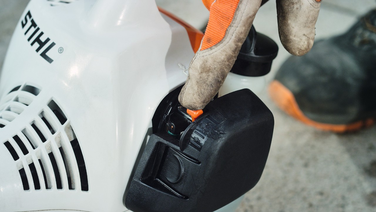 Opening the choke of the STIHL FS 38 petrol brushcutter