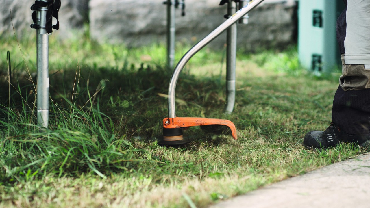 Using the STIHL FS 38 petrol brushcutter to trim lawn edges