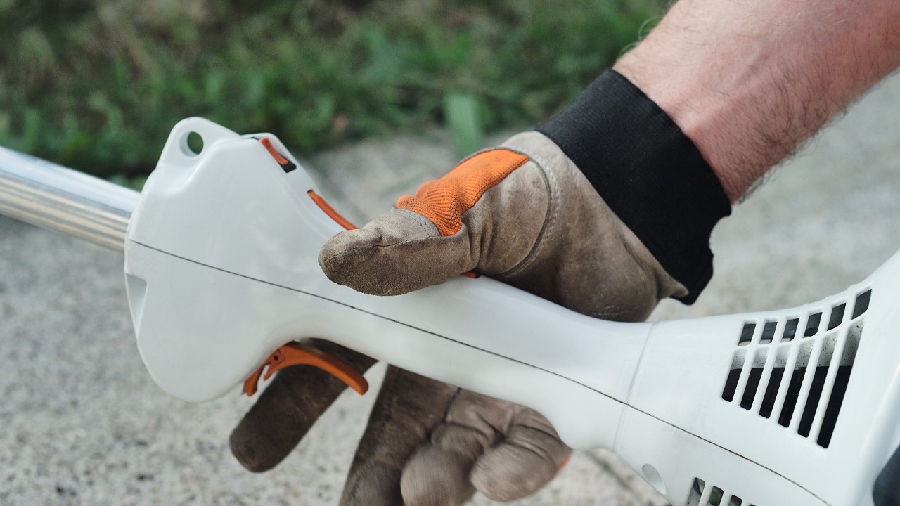 STIHL FS 38 petrol brushcutter in starting throttle position