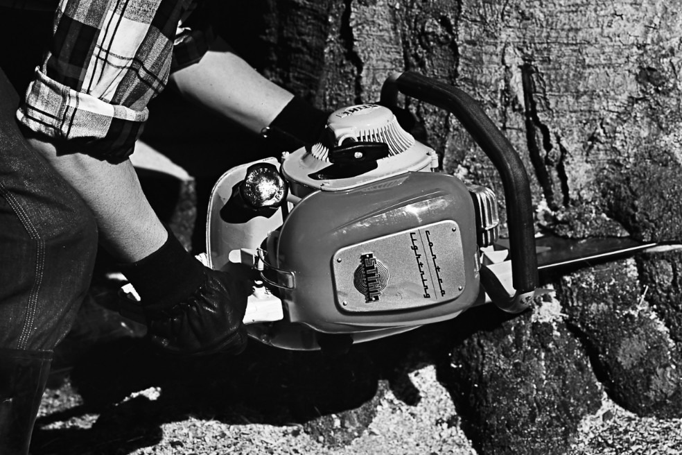 Old black and white close-up of someone felling a tree with the STIHL Contra chainsaw